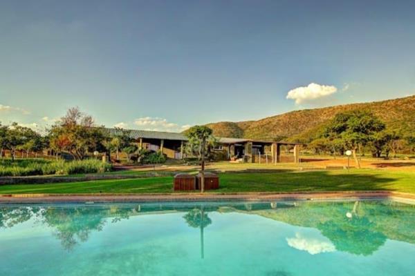 This magnificent small holding is around 70km from Pretoria and has a size of 15.34 hectare.  The facilities on this stunning ranch are ...