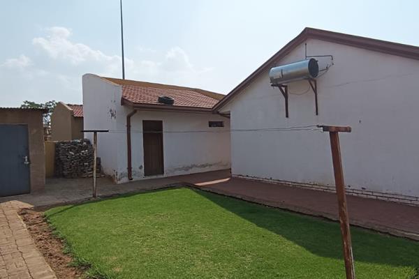 Ekasi style and kasi vibe type of property closer to many amenities, excellent buy. This beautiful and must home offers beautiful ...