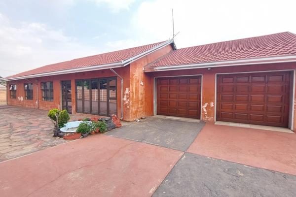 If you looking for a property with a huge yard that you can still utilize, then go for this one, situated next to the main road, in a ...