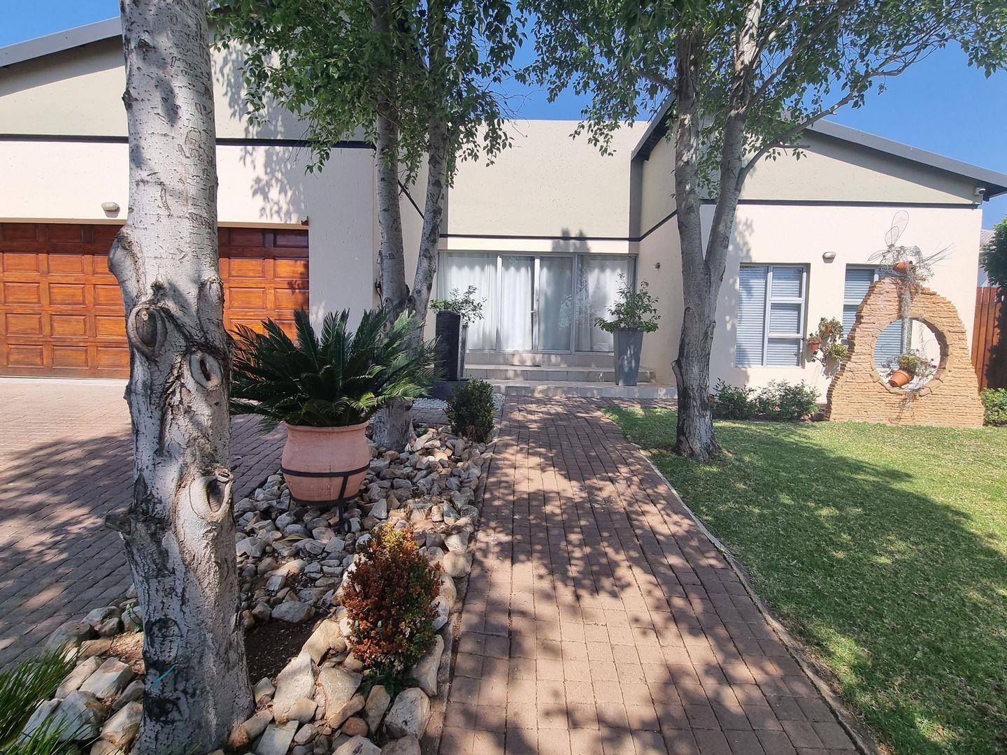 4 Bedroom House for sale in Willow Acres P24111686746