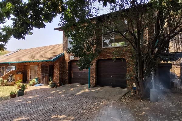 This unique property offers: 
4 bedrooms 
3 bathrooms 
3 living areas           
a pool   
a braai area   
2 garages   ...