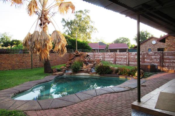 4-Bedroom house situated on a large corner stand in Erasmus, Bronkhorstspruit.

It is walking distance from Erasmus High School and ...