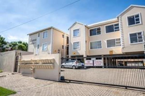 Kingswood Mews - Available immediately.
This spacious unit consists of 2 bedrooms with en suite bathrooms.
Large lounge and kitchen.  ...