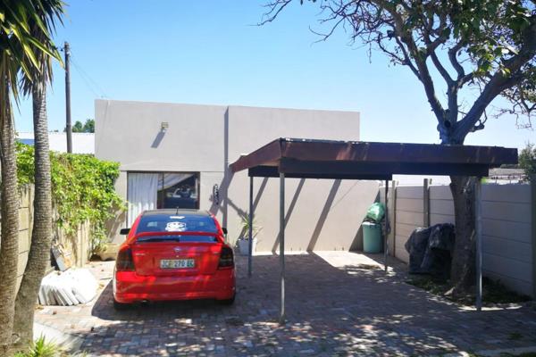 1 Bedroom with en-suite
Fully fitted kitchen
Spacious lounge and dinning area
Carport ...