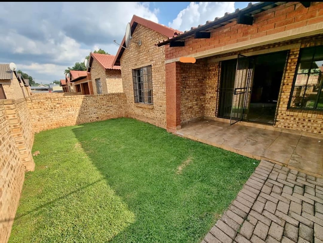 2 Bedroom Townhouse for sale in Meyerton Central - P24-116347710