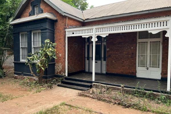 This solidly built family property on a massive stand of about 1000sq.m, in Belgravia, Jeppestown just behind Jeppe High School for ...