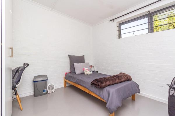 Kickstart your 2025 year in this modern and fully furnished student share house with a ...