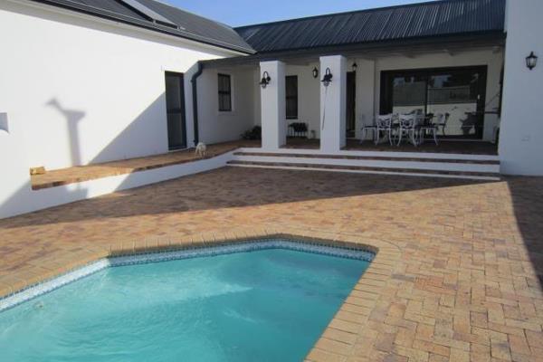 This cosy, light and airy 2 bedroom home is for sale in the exclusive Shiraz Estate, Riebeek Kasteel.
The living area is an open plan ...