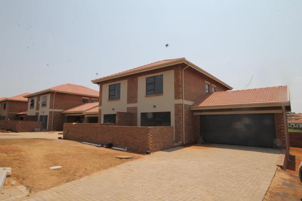 On show!! This Saturday 29 October  from 08h00 to 14h00 
Double story unit with modern finishing. small stand 
Dawn stairs you walk ...