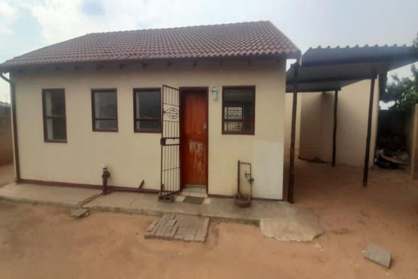 This 3 bedroom house has an open plan kitchen, 1 bathroom and a toilet. It is situated close to all necessary amenities. This property ...