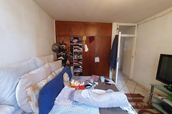 Here we have a spacious 59 sqm 1 bedroom apartment. This flat is in fair condition on ...