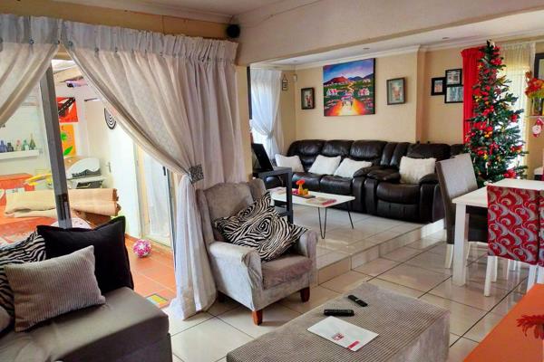 Always looking fabulous, this Property offers the following:- 3 Spacious Bedrooms with BIC (Main Ensuite), 2 Bathrooms with Shower ...