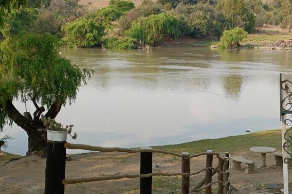 This is a 5.006ha Vaal River front plot with 2 houses for sale in Deneysville at the Vaal River.
The main house has a thatched roof ...