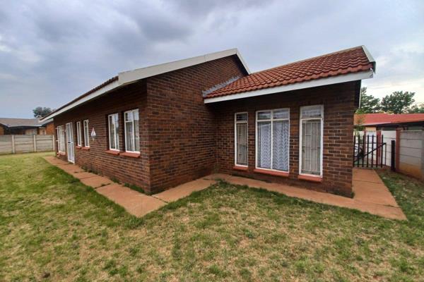 Well located property walking distance from Stilfontein SPAR.

This property has,
-3 Bedrooms,
-2 Bathrooms,
- 3 Spacious ...