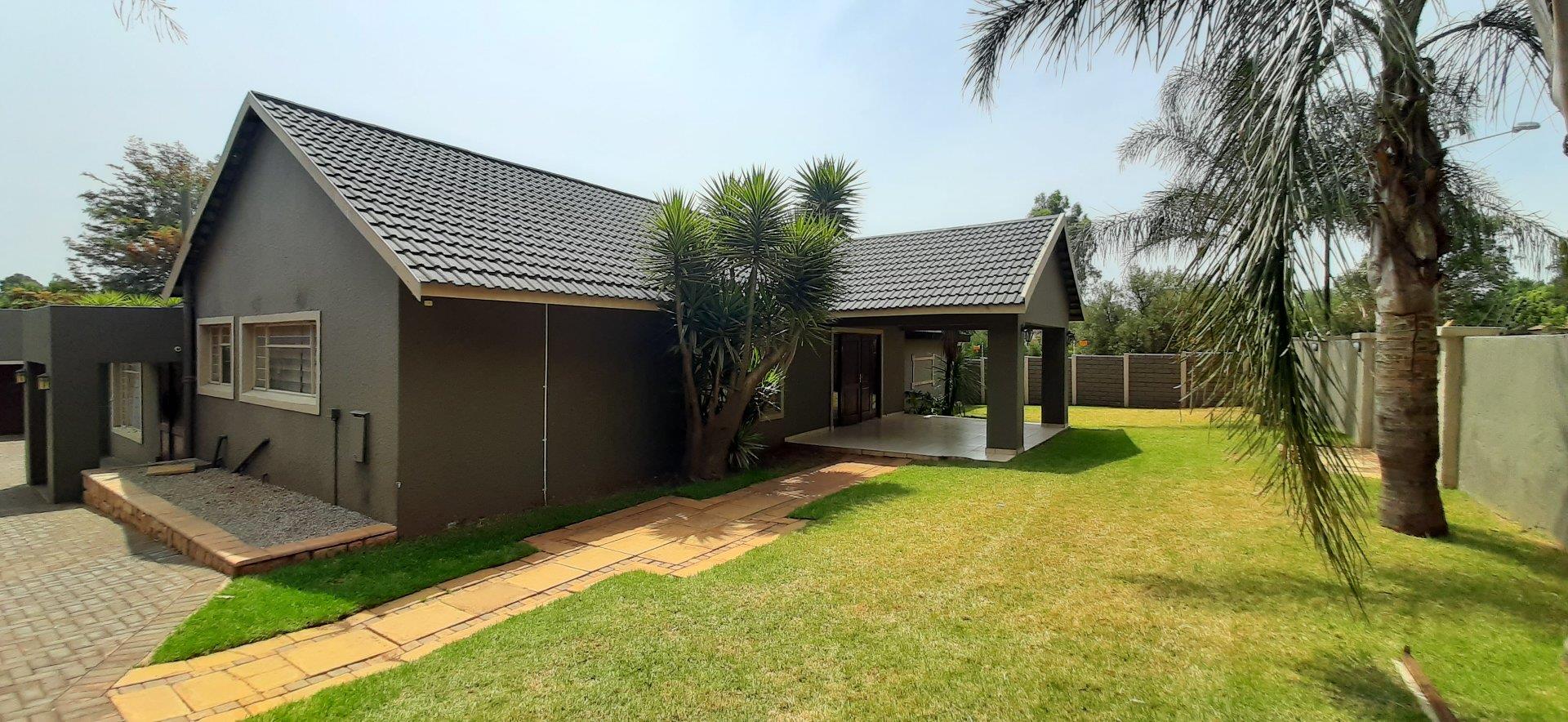 4 Bedroom House for sale in Greenhills P24111956716