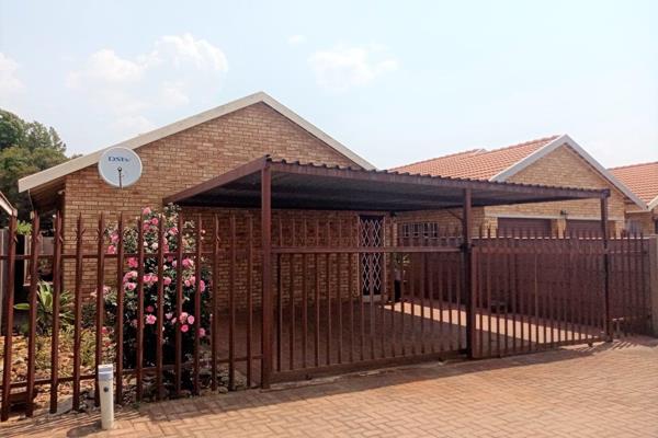 This property is 332m&#178; in size.  It has 2 bedrooms, 1 bathroom, open plan kitchen, lounge.
Carport, Lapa/braai area &amp; Zozo ...