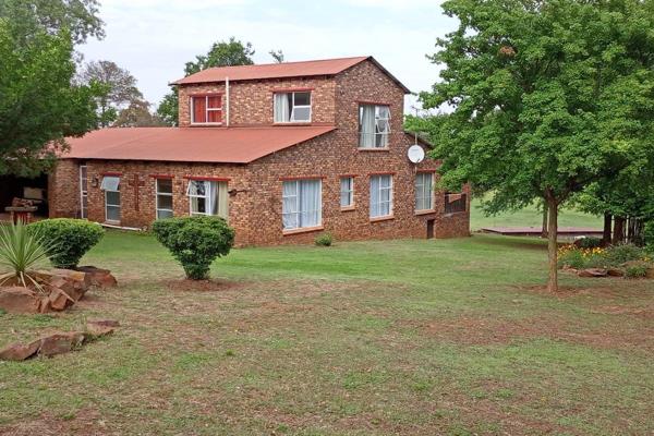 Hier is n netjiese 4 slaapkamer huis met 3 badkamers 2 leefareas en studeerkamer aangename kuier stoep,met bouma    3 motorhuise 2 ...