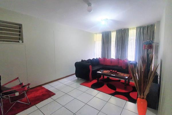 Welcome to this charming apartment located in the sought-after Denlee area of Germiston. This cozy 1-bedroom apartment offers a ...