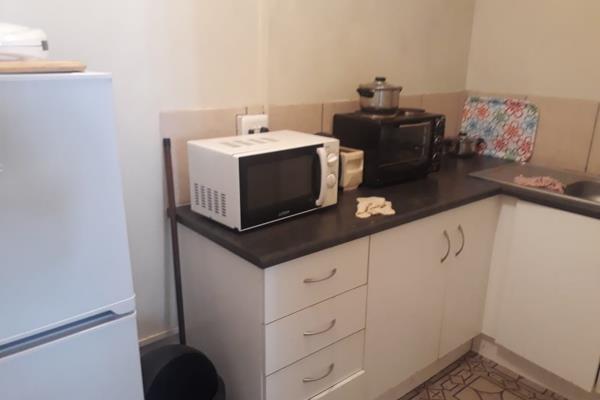 Bedroom available in a house for a FEMALE student. Within walking distance to NMU, shopping facilities and transport. Available from 1 ...