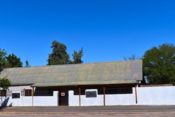 Large commercial property (mixed use) strategically located en-route to the Cango Caves. This is an excellent investment opportunity ...