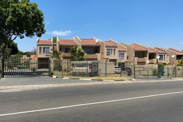 This modern 3-bedroom unit in Elmwood, Sunninghill, offers comfort and convenience in a ...