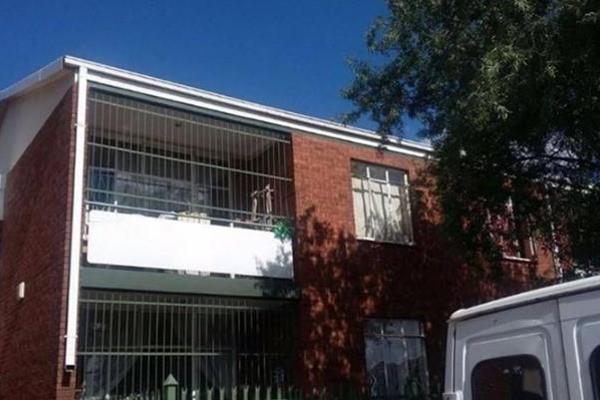 2 Bedroom flat to let in Kempton Park

Loung, dining room, bathroom and kitchen

Lock-up garage