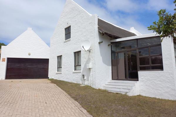 This beautiful home is located centrally in Witsand on the Main Road, it has a spacious ...