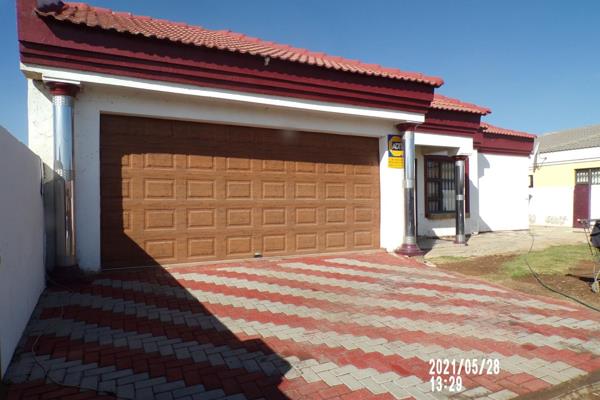 Secured property in one of the fastest developing area in the Vaal Triangle.

This property offers you 3 bedrooms, 2 bathrooms, lounge ...