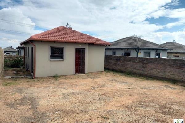 Property for sale in Riverside View offering 2 tiled bedrooms , separate tiled b bathroom with a b bath , basin and toilet. 

Open ...