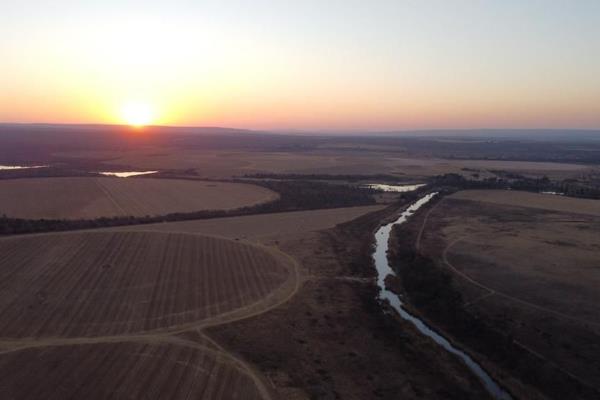 VAALWATER: Going concern.  110 Ha Irrigation farm with water rights out of river. The farm is a very neat well-developed farm ...