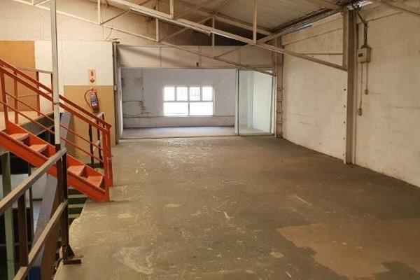 Industrial warehouse in the heart of umgeni!

Spacious warehouse of 527 sqm in a very good move in condition.

Comprises of a ...