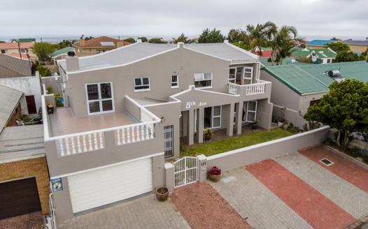 6 Bedroom House for sale in Kleinmond Central
