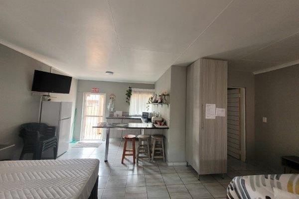 Bachelor flat Fully furnished
Open plan Kitchen &amp; Lounge &amp; Bedroom
Beautiful Bathroom
1 Carport
Water and Electricity ...