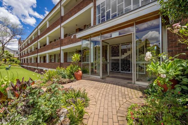 Extra large, old school, one bedroom apartment for sale in sought-after complex. 

This highly sought after one bedroom apartment is ...