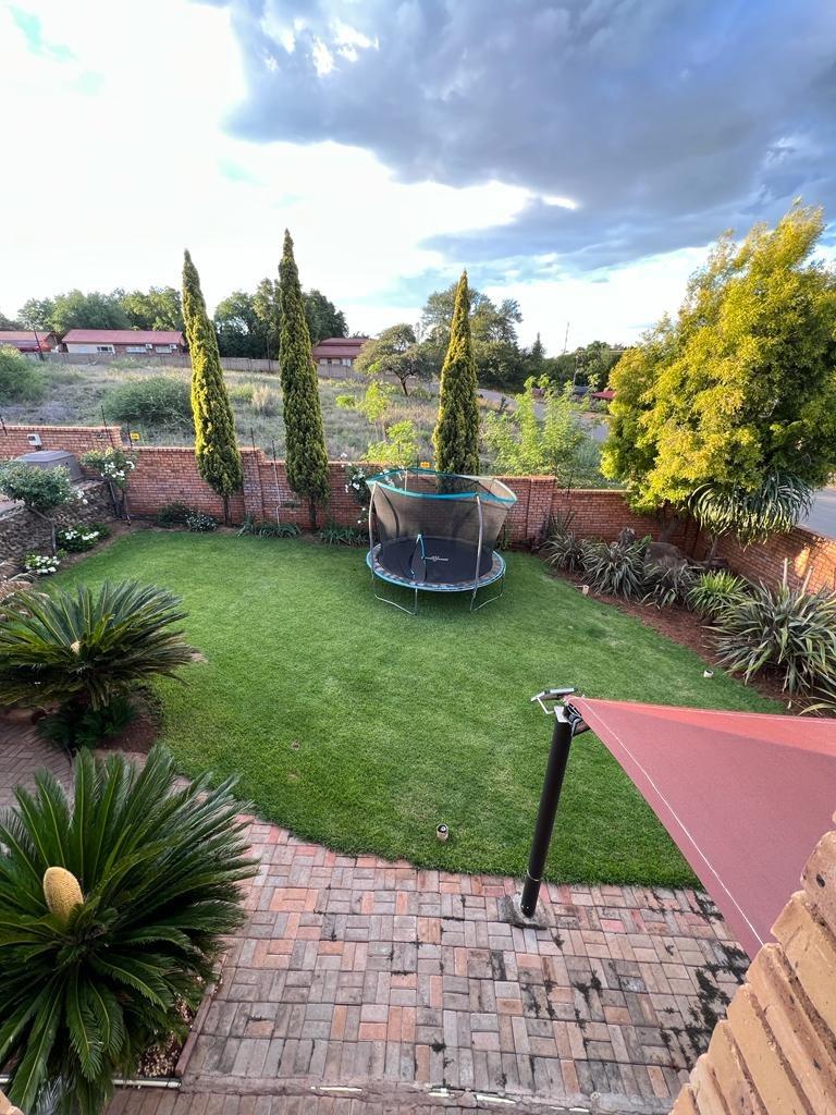 4 Bedroom House for sale in Kuruman P24112012584