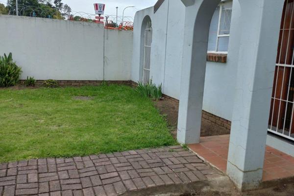 This is a neat 3 bed room town house in a secure complex inthe sought after suburb Kaffrarian Heights.
One bath room , living /dining ...