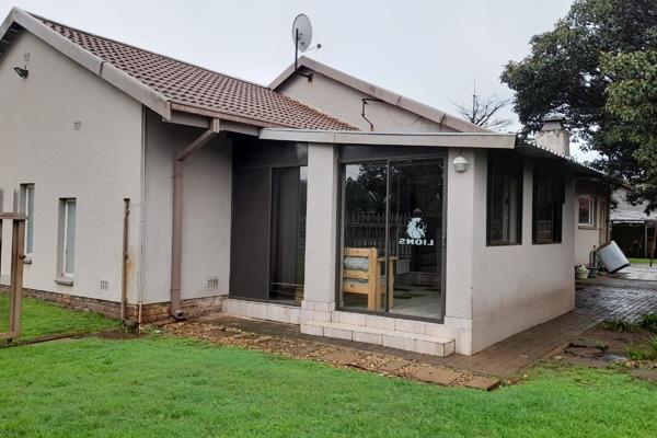 In he better part of Sonlandpark !!

3 Bedrooms
2 Bathrooms
Kitchen
Laundry
Lounge
Dining room
Entertainment room
2 Garages