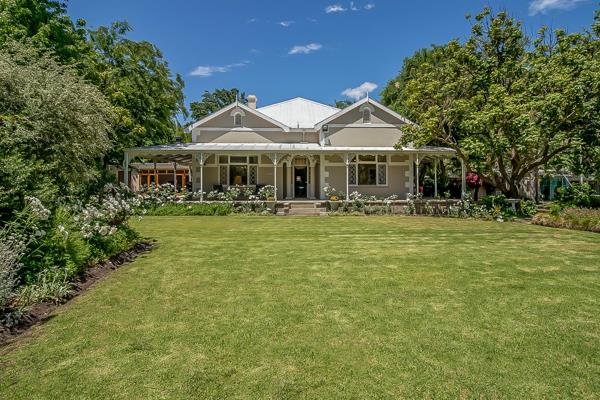 HIGH ESTEEMED TABLE GRAPE FARM WITH CHARMING ANTIQUE CAPE STYLE HOUSE

Located in the heart of the Hex River Valley, close to the Hex ...