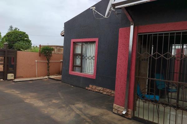 3 Bedroom house for Sale in Lethlabile, Brits!!!

This is near all ammenities and easly walking distance.  It offers 3 x bedrooms both ...