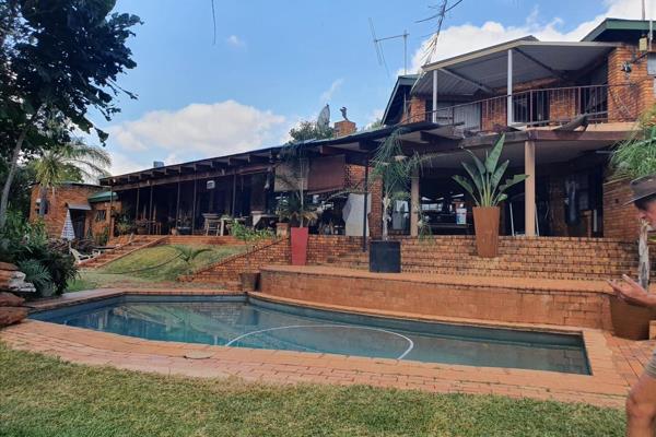 This 104Ha farm is situated in Groenkloof, approximately 8km from Mooinooi towards ...