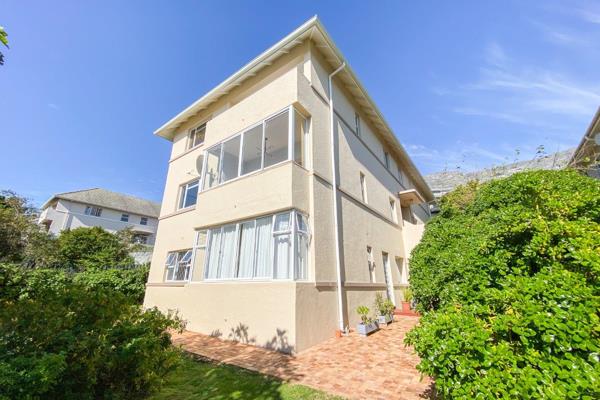 Exclusive listing in the heart of Vredehoek on popular Escombe Road.

This one bedroom one bathroom living space, offers convenience ...