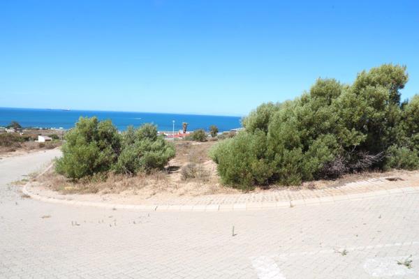 Located on the slopes of the Kraalberg this plot offers spectacular views over the ocean ...