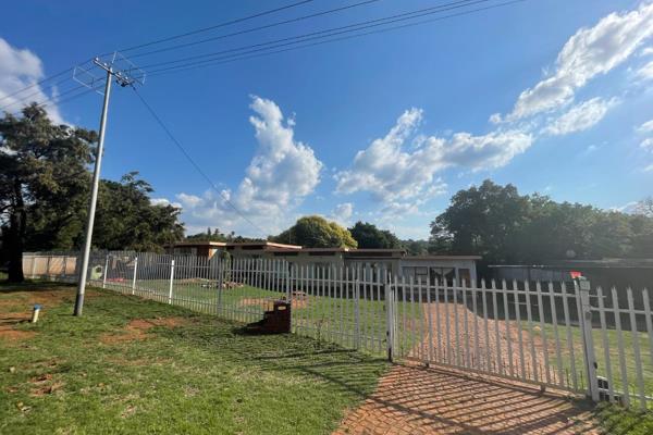 FAMILY HOME IN MONUMENT PARK
This 274m2 home is positioned on a large 1577m2 stand in the heart of Monument Park. The main house ...