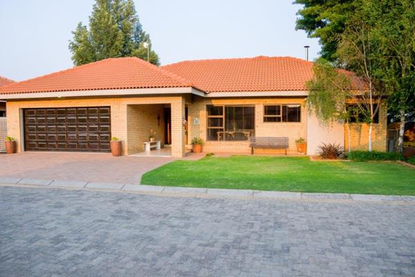 Beautifull 3 bedroom house for sale
2 Bathrooms
Open plan kitchen, dining and tv room

Double garage 

Gas geyser


