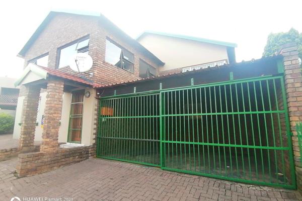 AVAILABLE 1 DECEMBER 2024

Situated in  a peaceful  neighbourhood where you can walk to PnPay, News Cafe, Planet Fitness. Easy access ...