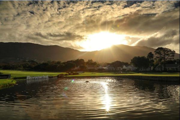 Set at a sought-after address in Steenberg Estate and boasting generous dimensions, this 273m sq. house boasts style and home comforts ...