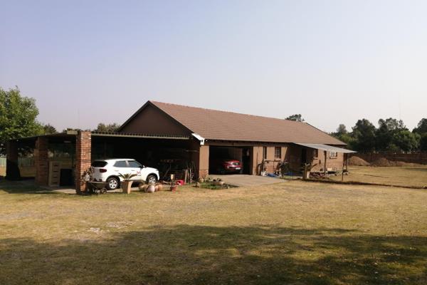 SOLE Mandate !!!
This 3-bedroom house is situated on a small holding in Mnandi AH.  ...