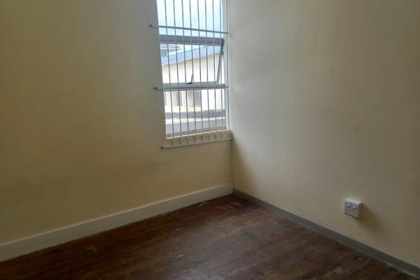 BIG ROOM TO LET in well maintained building, close to shops &amp; central ...