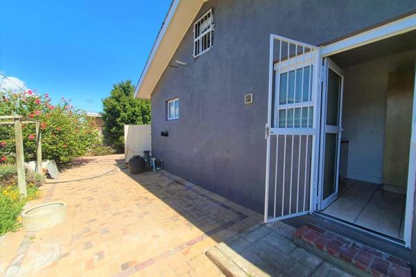 - Separate Entrance - Spacious -

Book your viewing today.

This Property offers you:

- 1 Bathroom (Tiled Flooring, Shower, Toilet ...