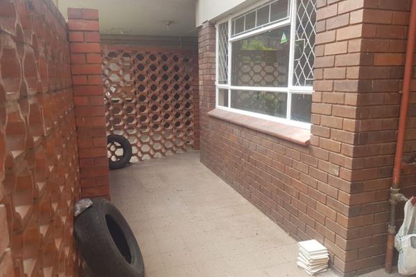 Dormehl Phamane Glenwood offers this lovely and spacious 3 bedroom flat in Glenwood. The property comes with a spacious open plan ...